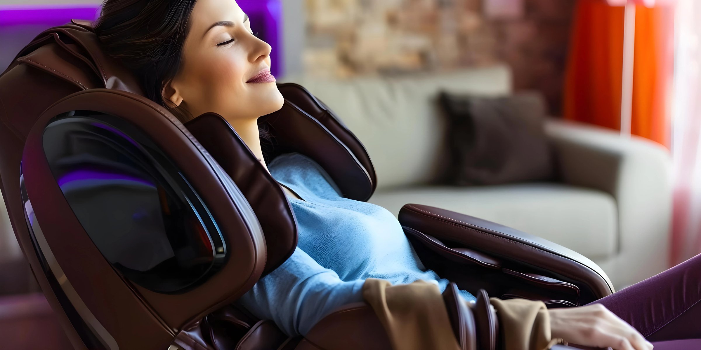 Frau genießt elektrische Massage im Komfort - Entspannung und Wellness Konzept