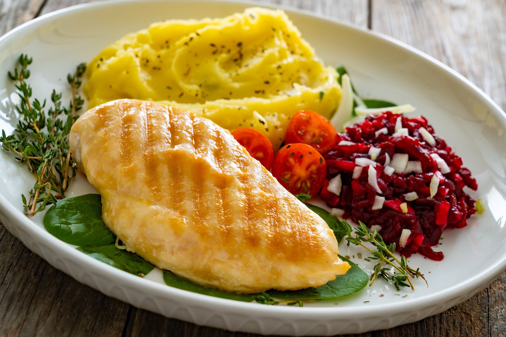 Pollo a la plancha con puré de papas y verduras