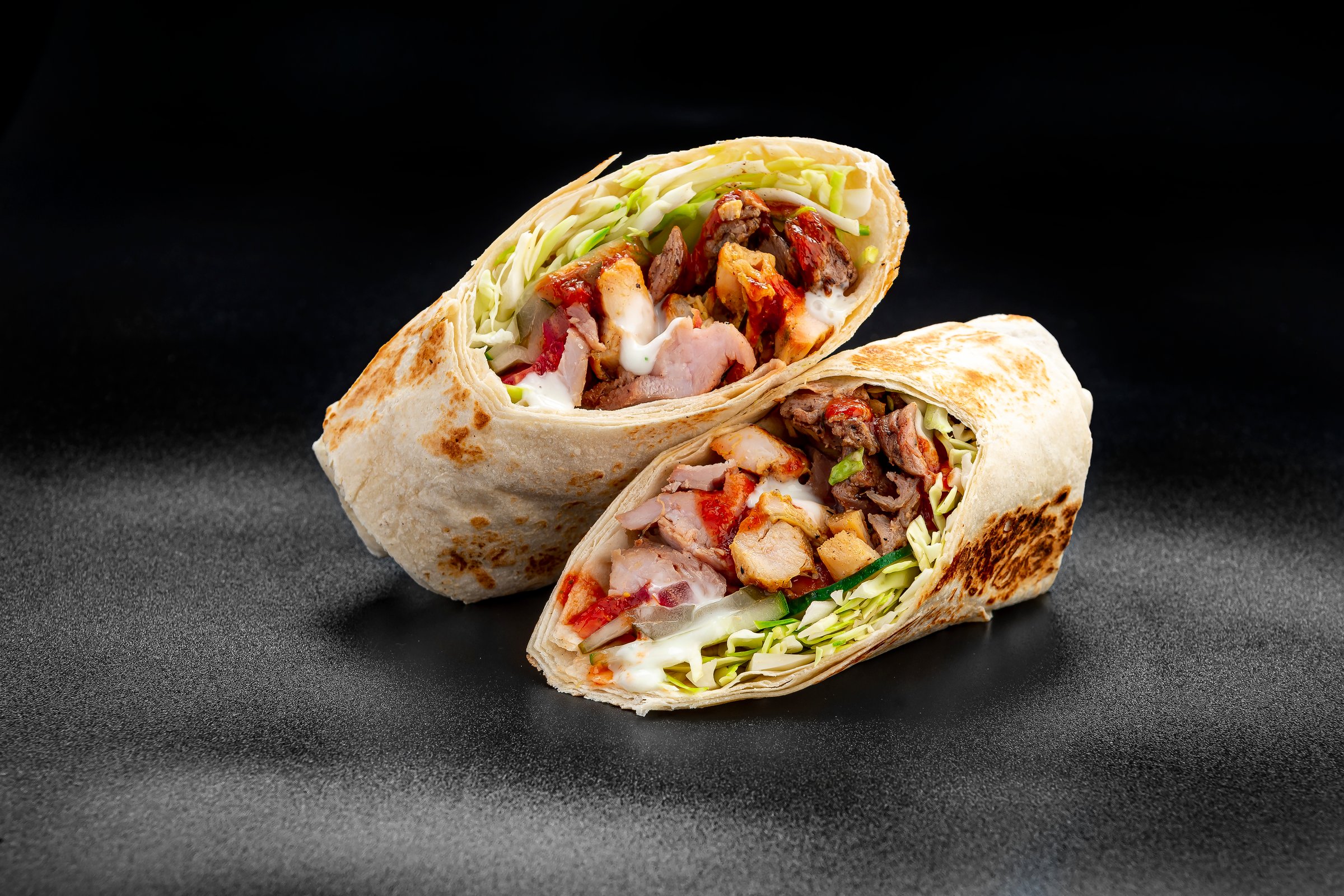 Dürüm Kebab z kurczakiem przecięty, ukazujący warstwy mięsa i warzyw