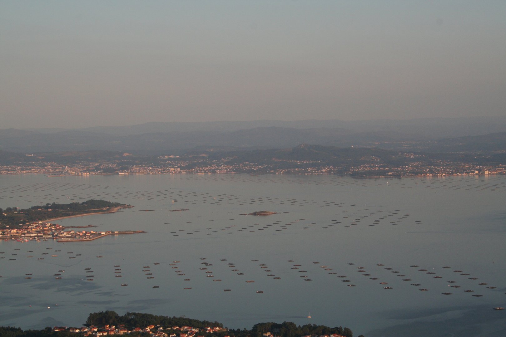 Hermoso atardecer en la Ría de Arousa con colores cálidos reflejándose en el agua
