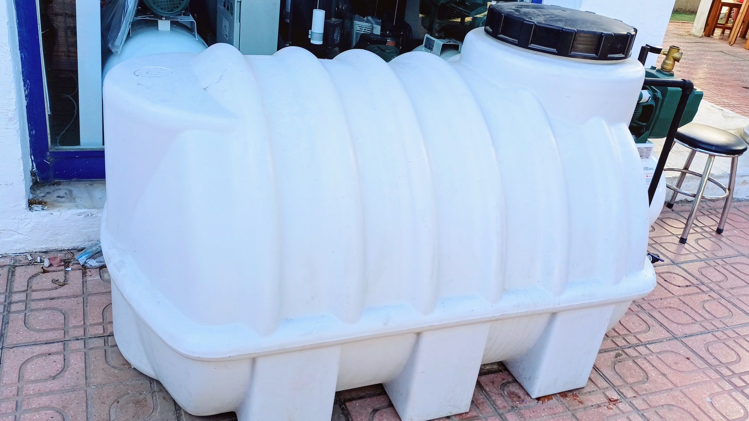 white plastic water tank