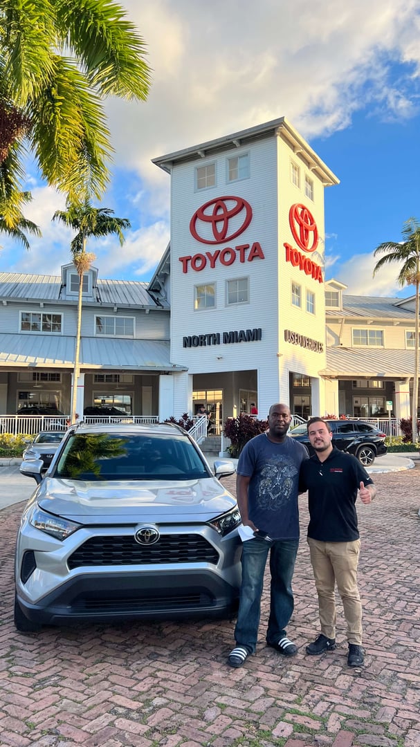 Entrega perfecta - cliente feliz con su auto nuevo