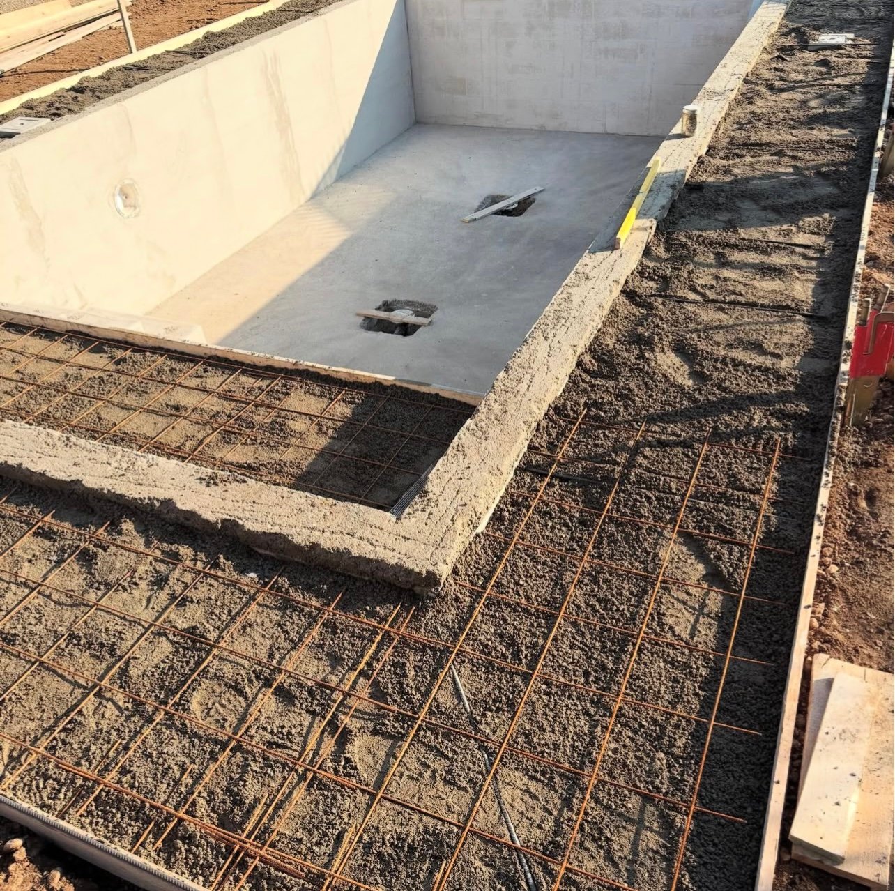 Piscina contemporanea finita - Dettaglio bordi