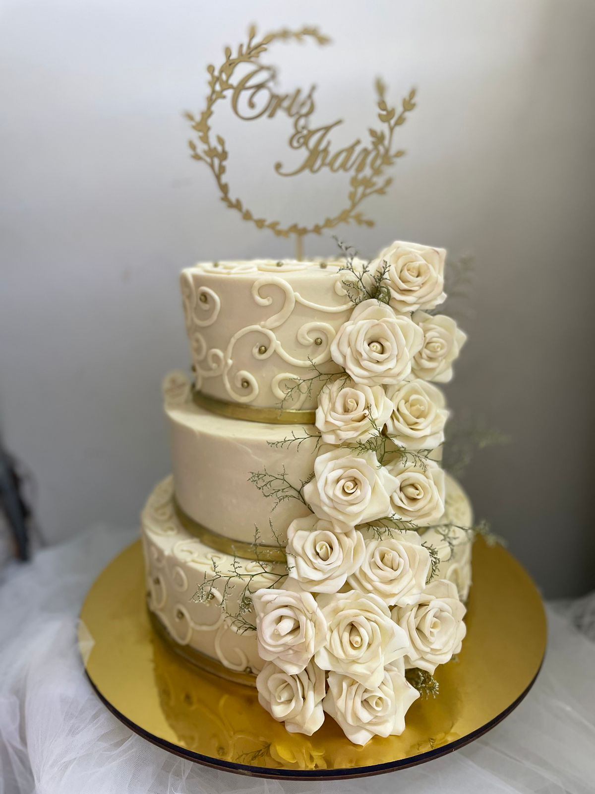 Pastel con cake topper personalizado Pastelería Cinco20