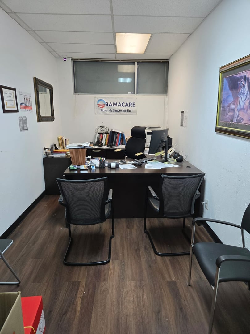 Cliente satisfecho visitando Colmex Agency