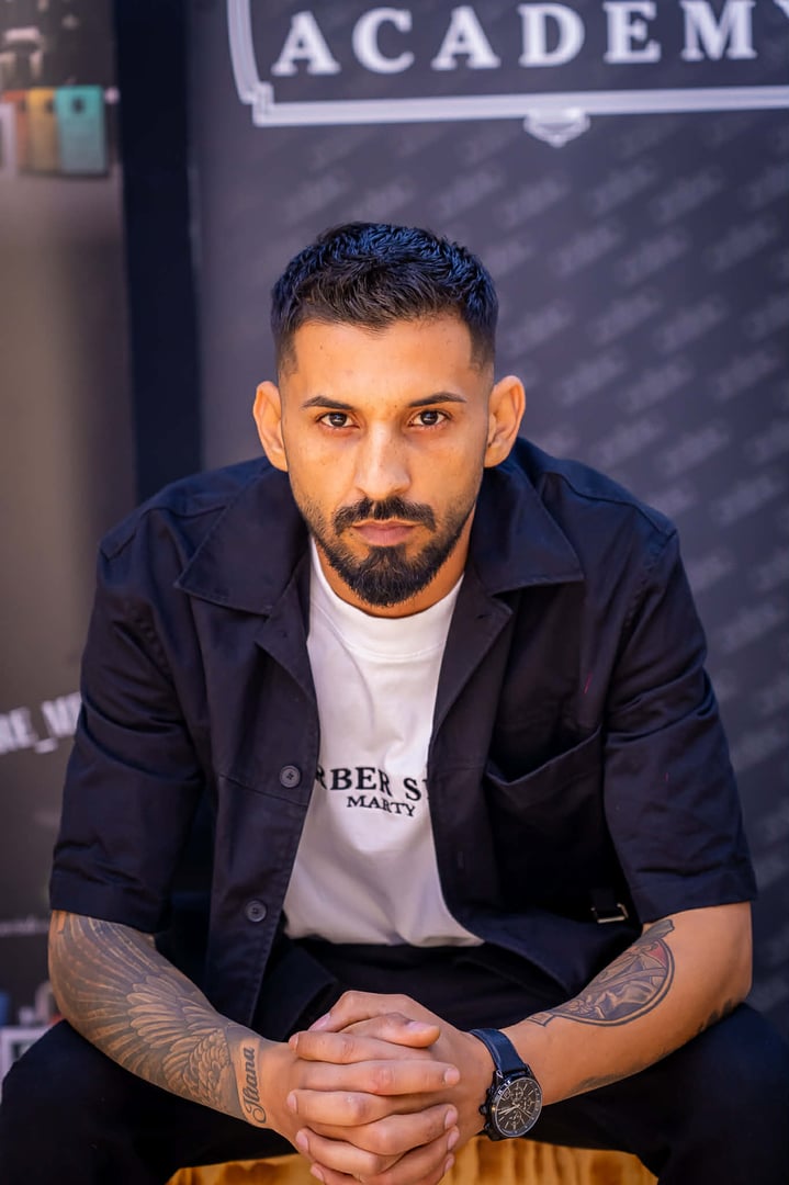 Асен Младенов - Майстор бръснар в действие