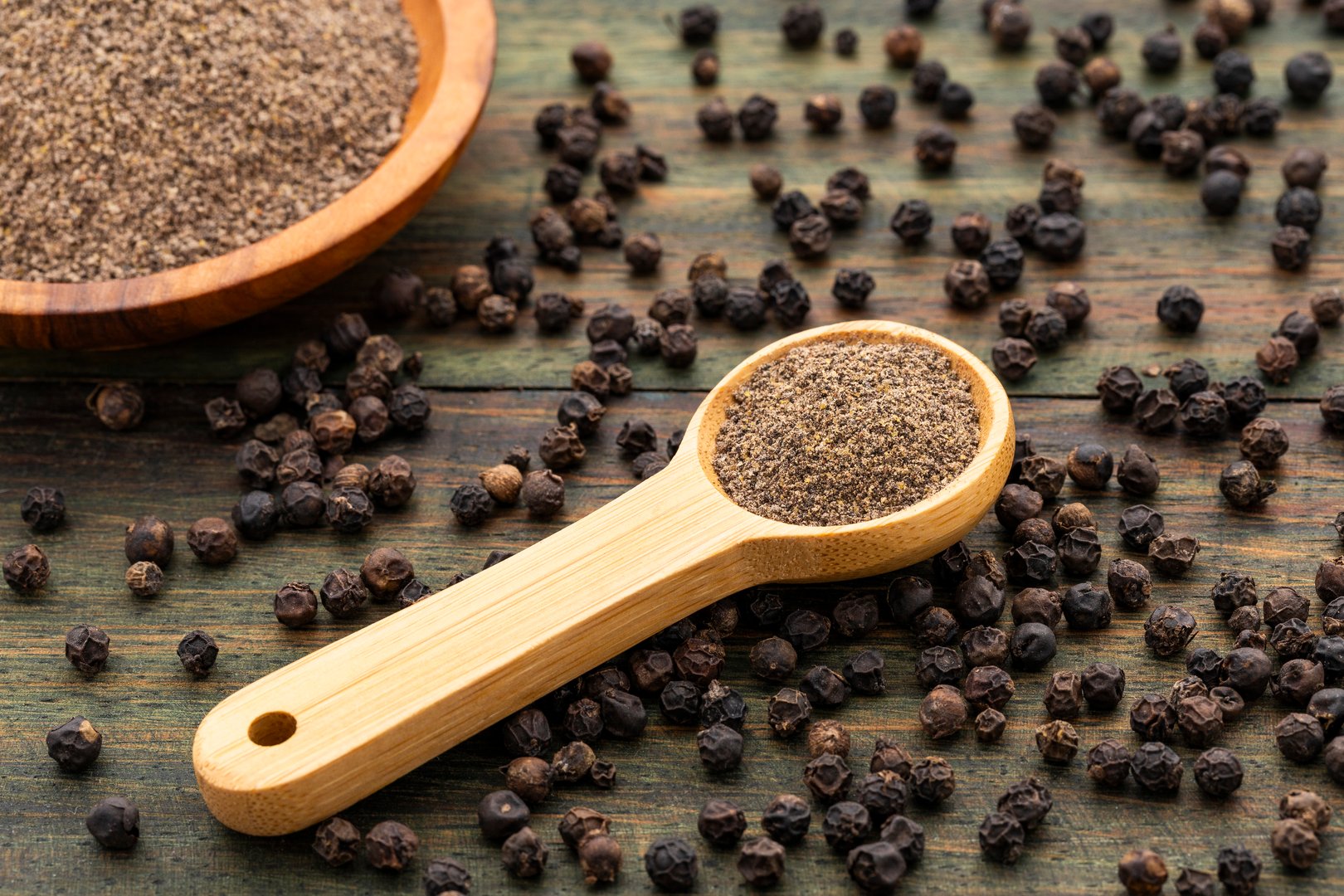 Organic dried black pepper powder