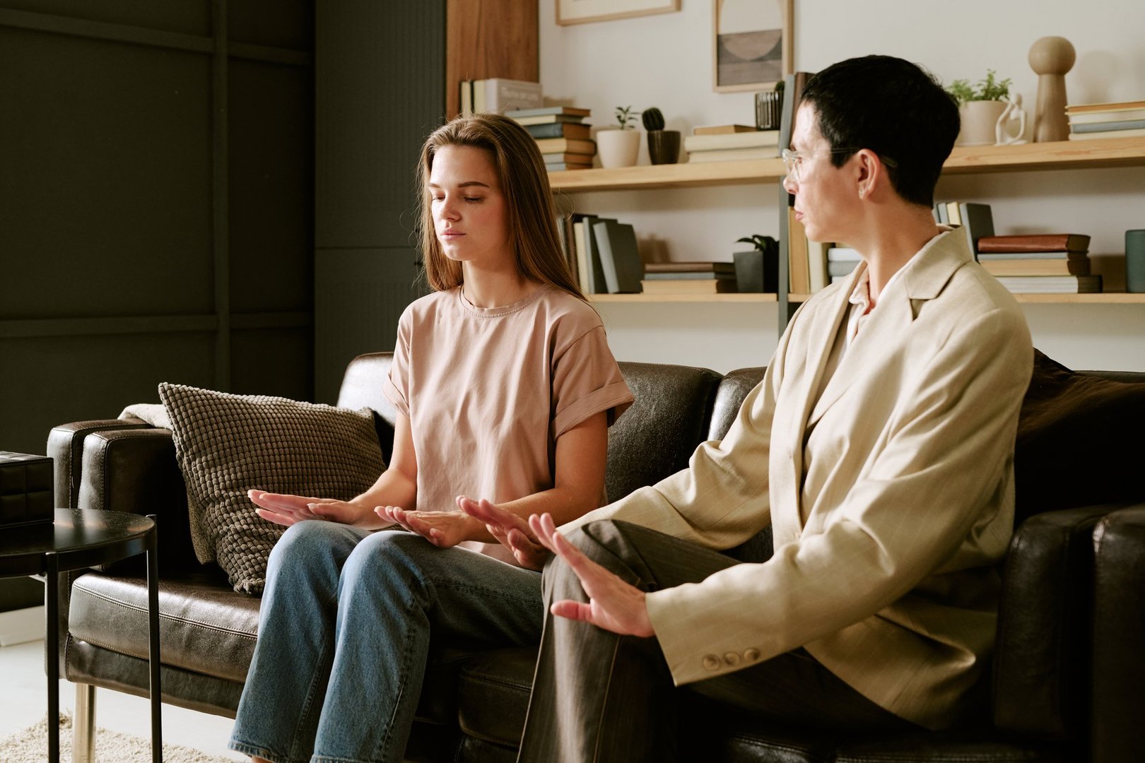 Mujeres practicando mindfulness y relajación