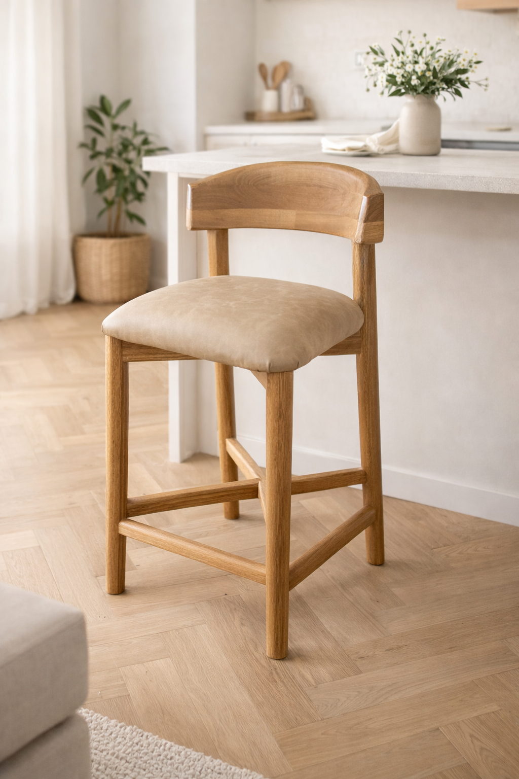 Banco alto tapizado sin brazos con respaldo bajo curvo tipo media luna, asiento tapizado liso con cojín grueso y patas rectas con travesaños