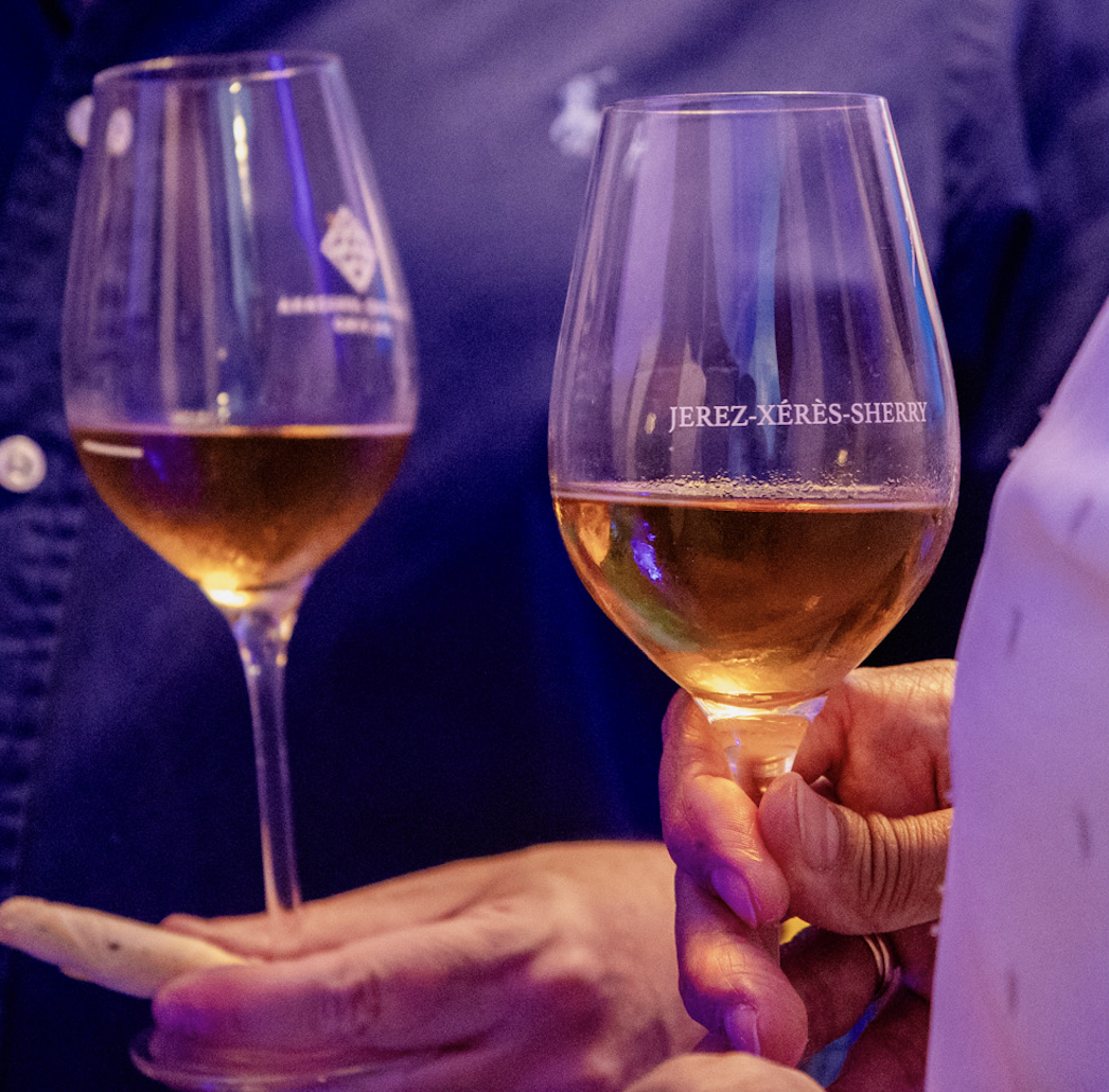 Copas de vino elegantes en ambiente sofisticado
