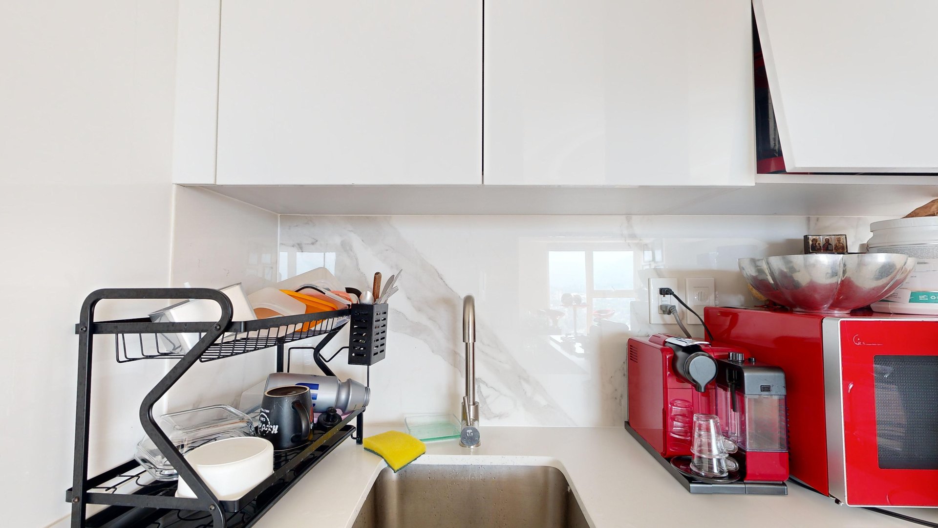 Cocina moderna completamente equipada con barra