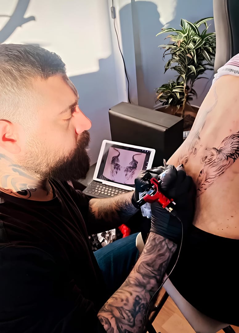 Sidar Baksi dövme sanatçısı çalışma anından detay