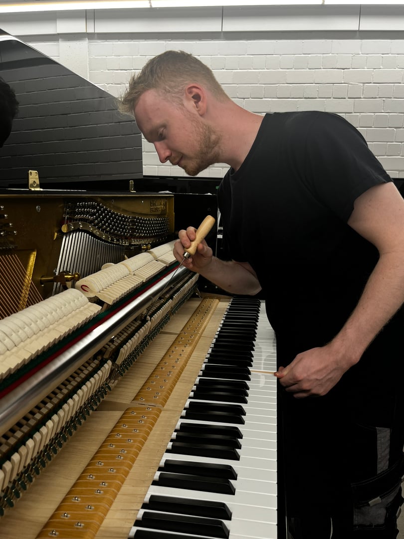 Klavierbauer bei der Arbeit