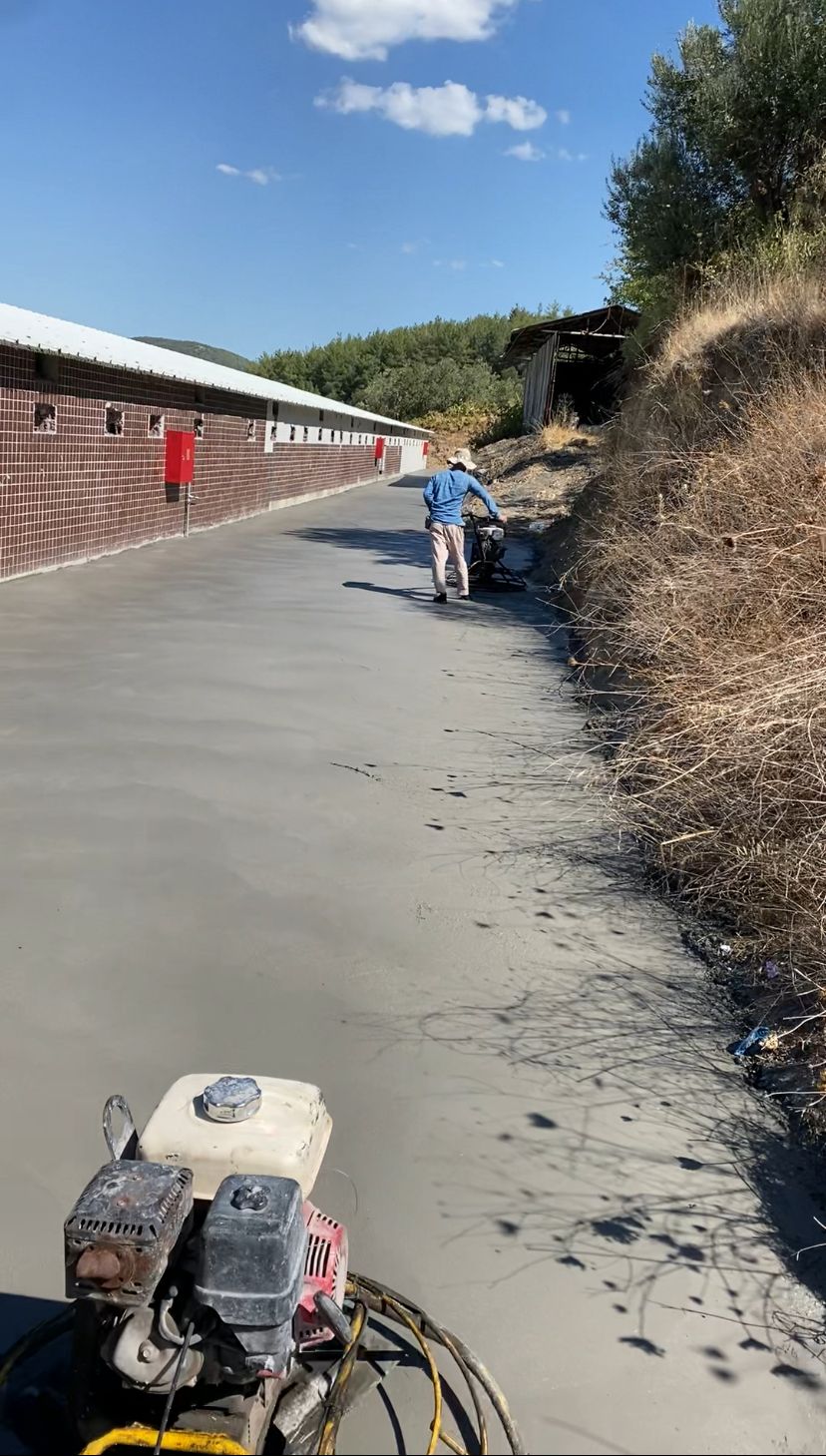 Perdahlı saha betonu sonrası - düzgün ve parlak beton yüzey