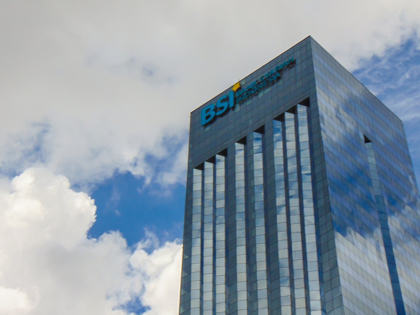 Islamic bank building representing Sharia-compliant banking in Australia