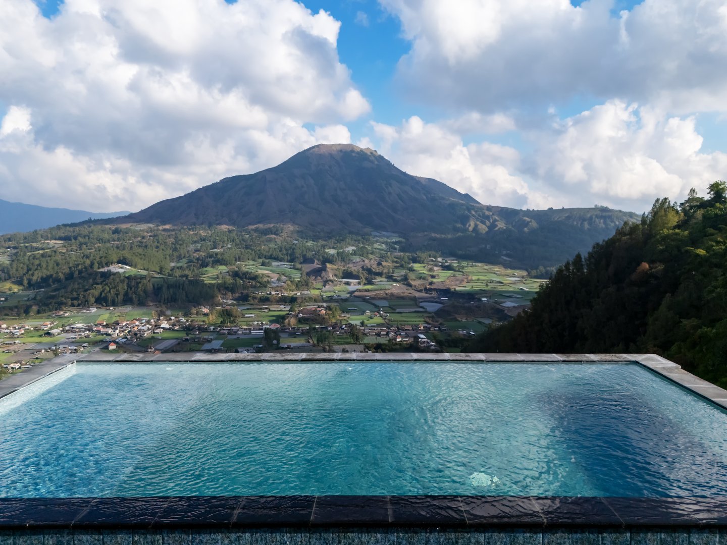 Alberca infinity con vista panorámica