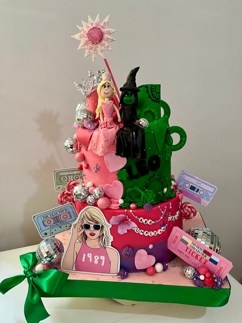 Pastel personalizado elegante para celebración especial creado por Sukha