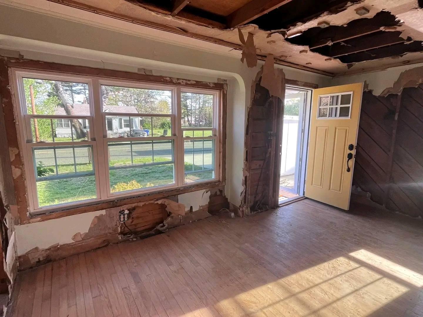 Water damage repair needed in Toledo Maumee Sylvania Perrysburg Oregon Monroe MI - ceiling stain from leak