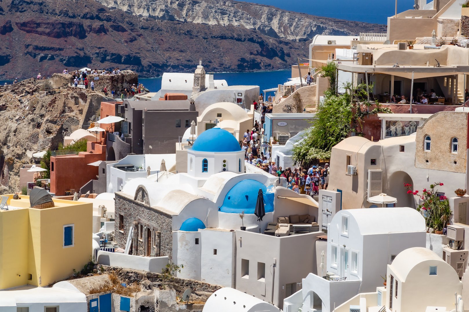 Quiet morning in Oia Santorini with whitewashed buildings