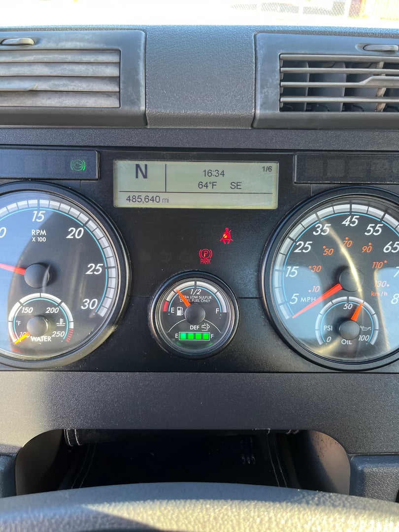 2018 Freightliner Cascadia 113 Day Cab - IMG_7581