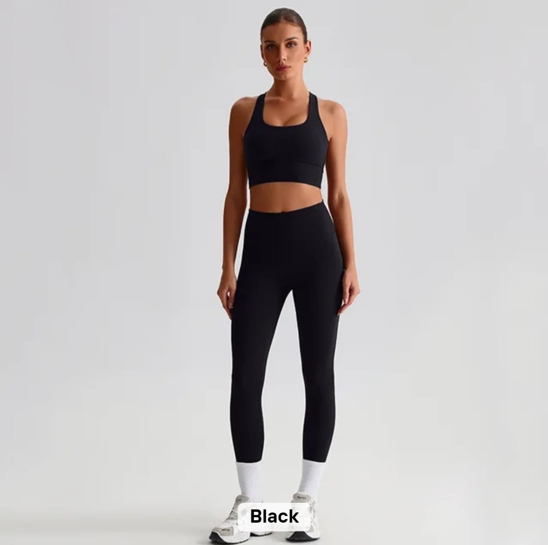 Complete yoga set with sports bra and high-waist leggings