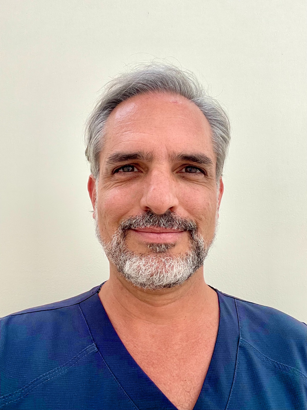 Dr. Luis Sierra - Médico cirujano ortopedista-traumatólogo especialista en lesiones deportivas