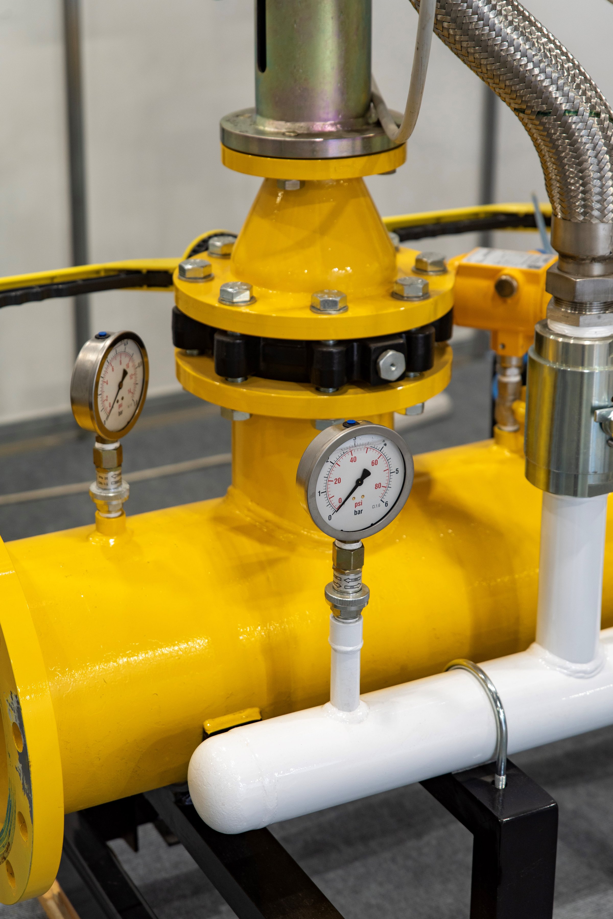 High-pressure pipeline with integrated gauges for monitoring