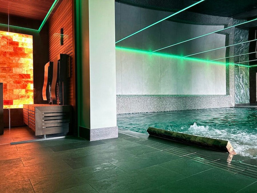 Hellidon Lakes hydro pool salt sauna spa wellness facilities luxury treatments