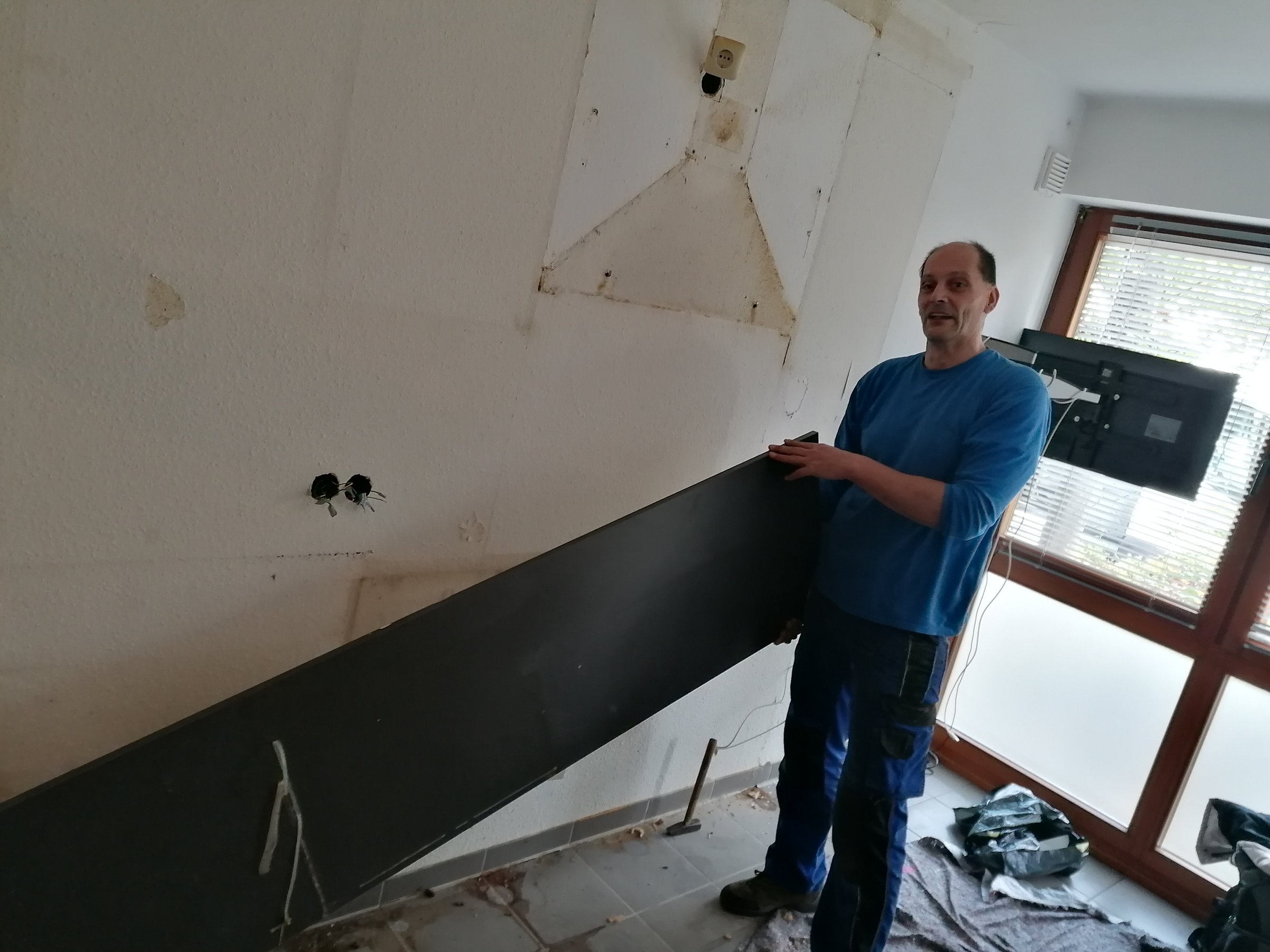 Rolf trägt Arbeitsplatte