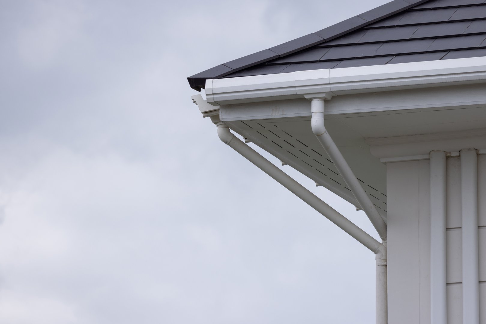 A roof with a gutter on the side