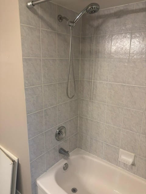 Bathroom before renovation - view 4