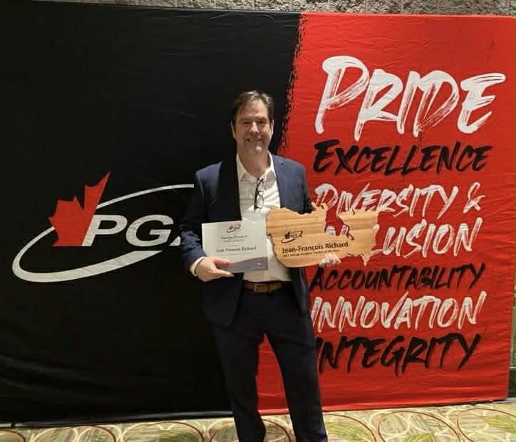 Jean-François Richard receiving George Knudson Award