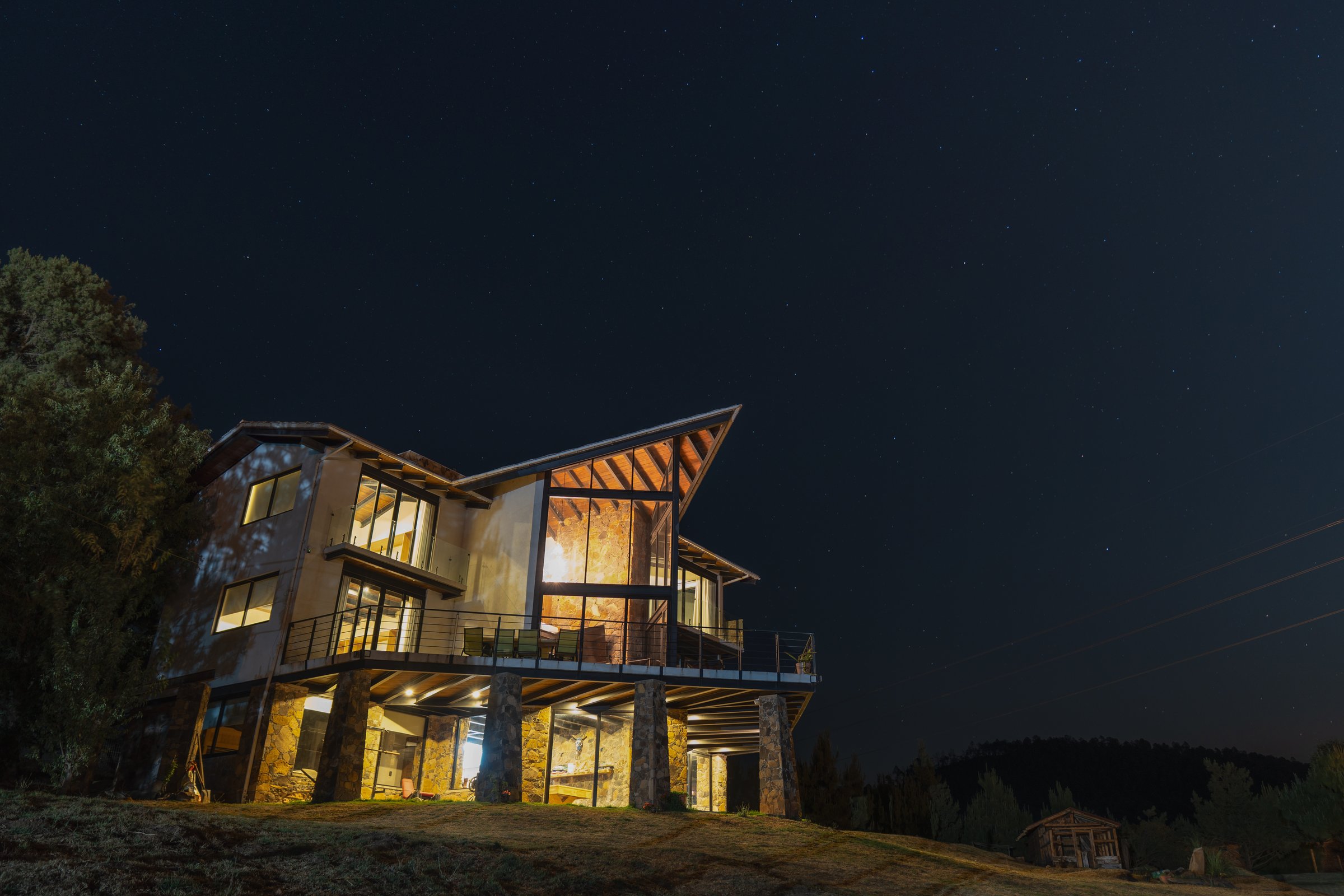 Vista nocturna hotel Quinta El Descanso Tapalpa iluminación fogata chimenea Ferreria Tula Atemajac Brizuela Jalisco
