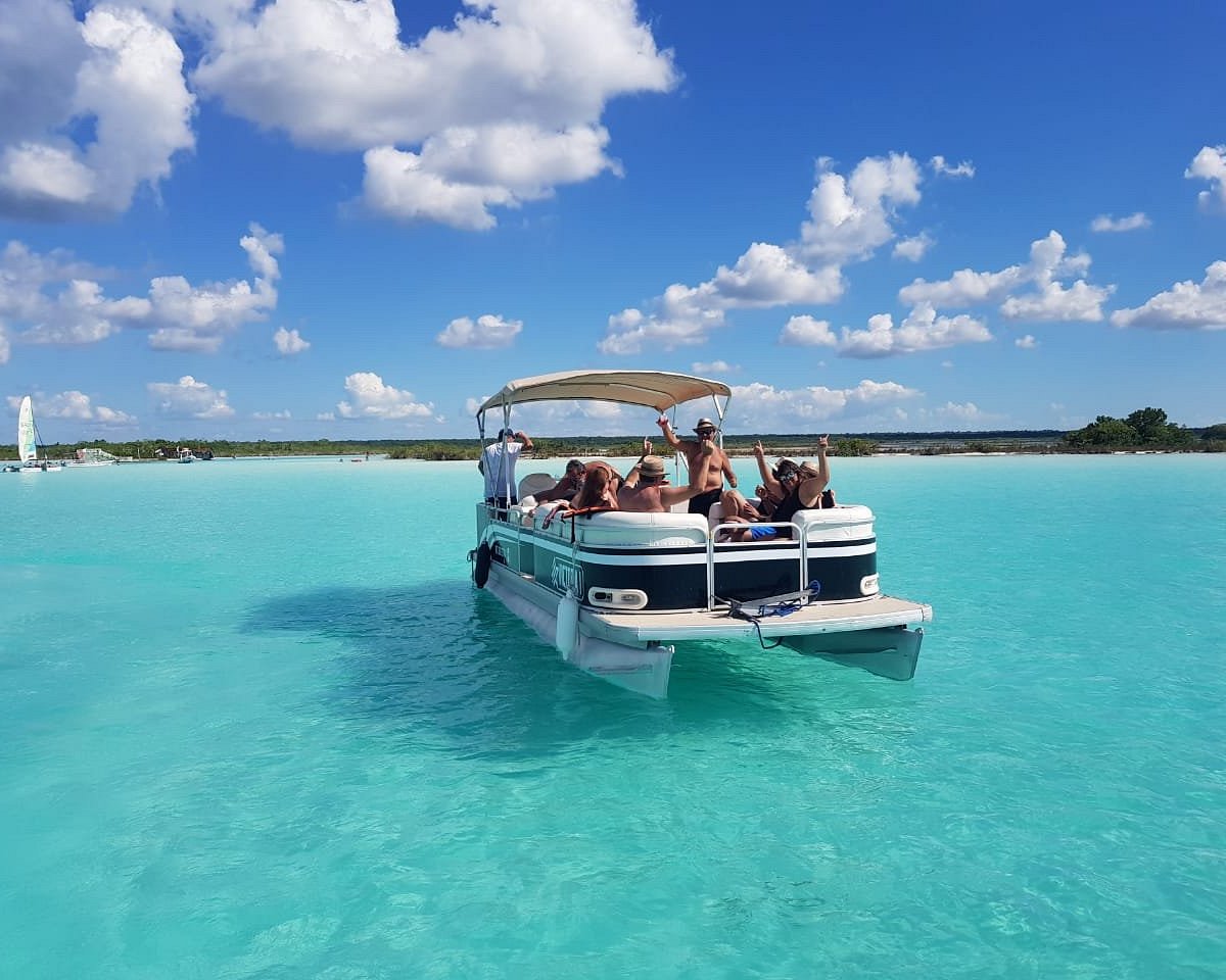 Hermosa Laguna de Bacalar con sus colores únicos y aguas cristalinas turquesas
