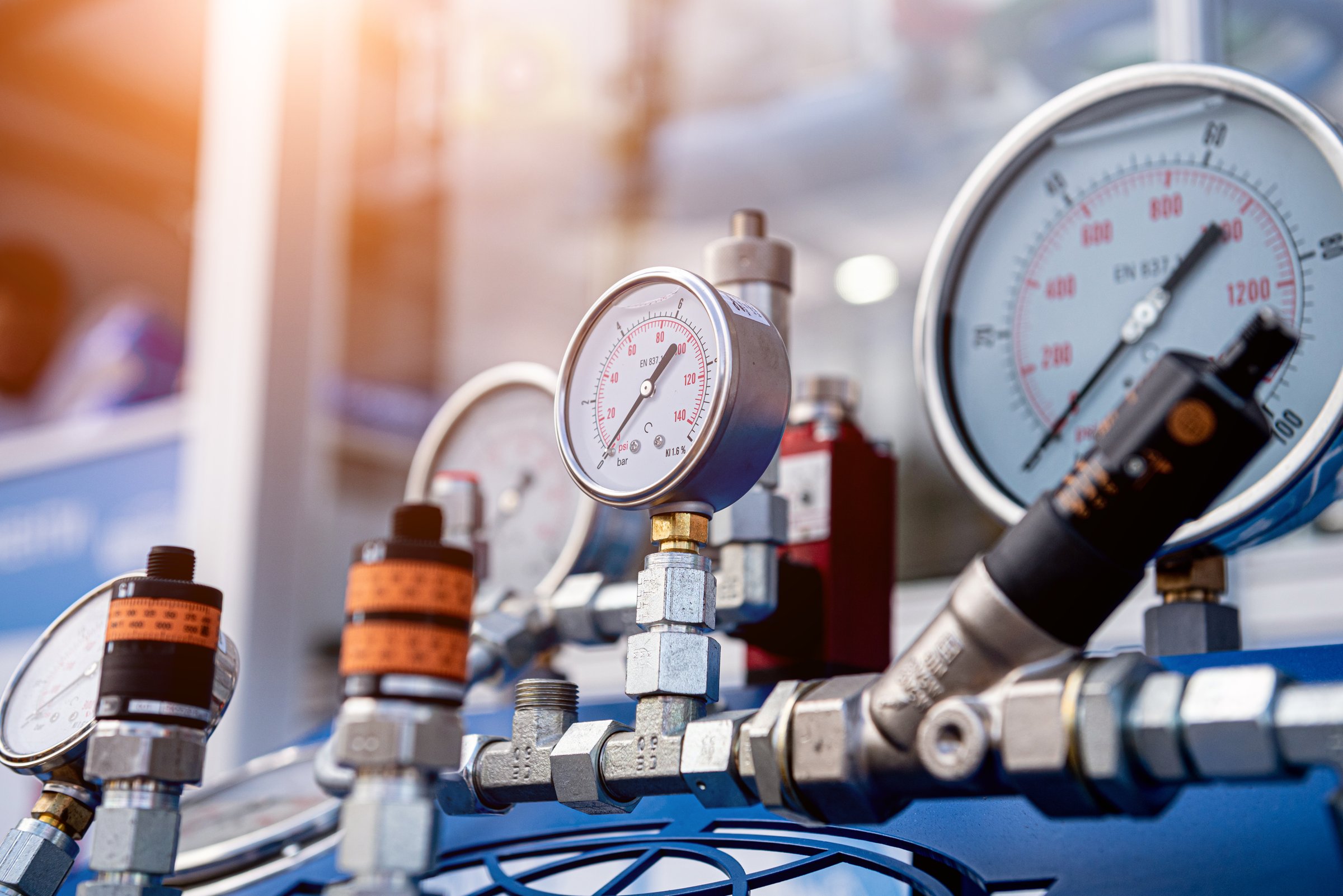 Monometers of different sizes on a light background.