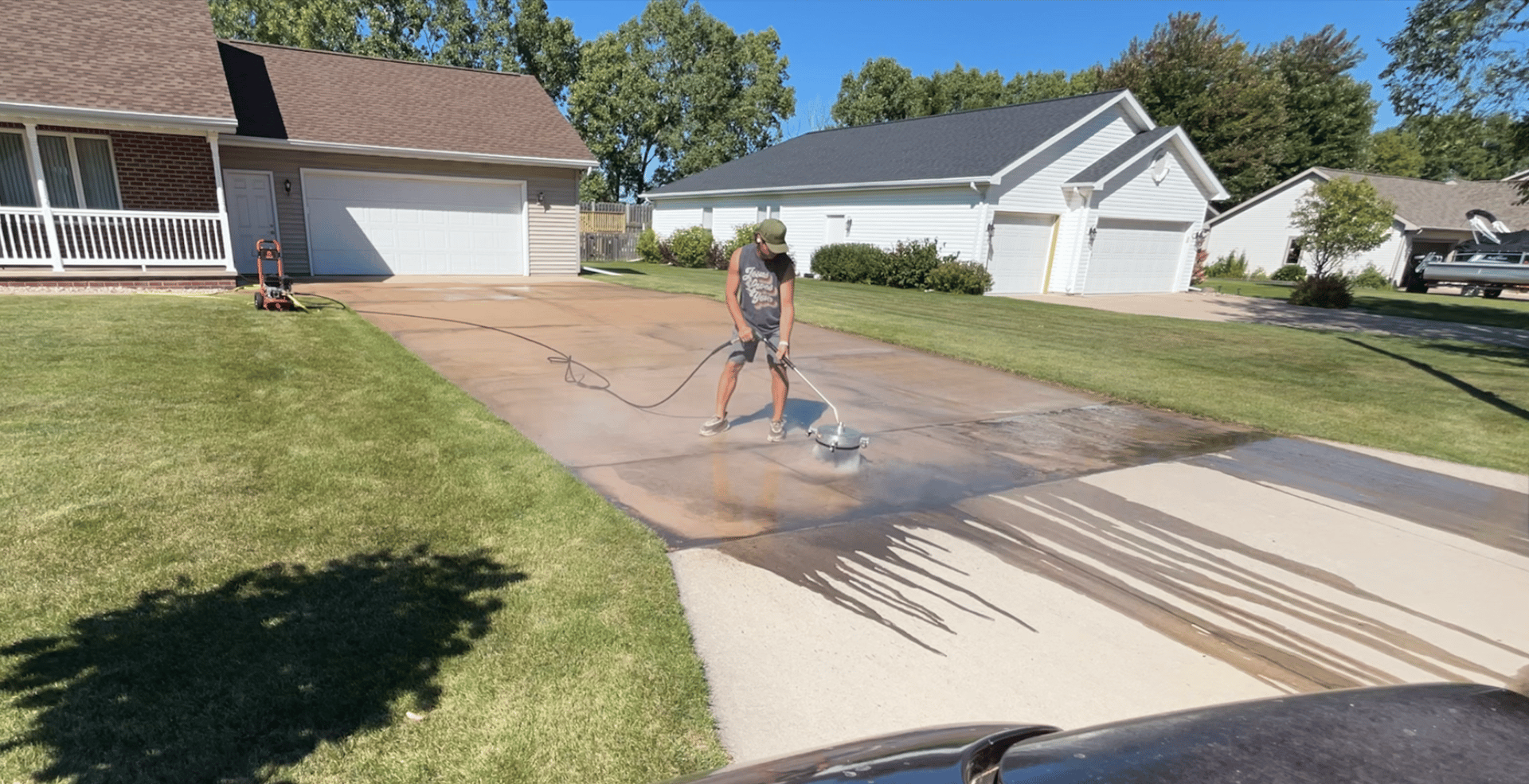 Service to clean terraces, paths, roof tiles and other things with the high-pressure cleaner.