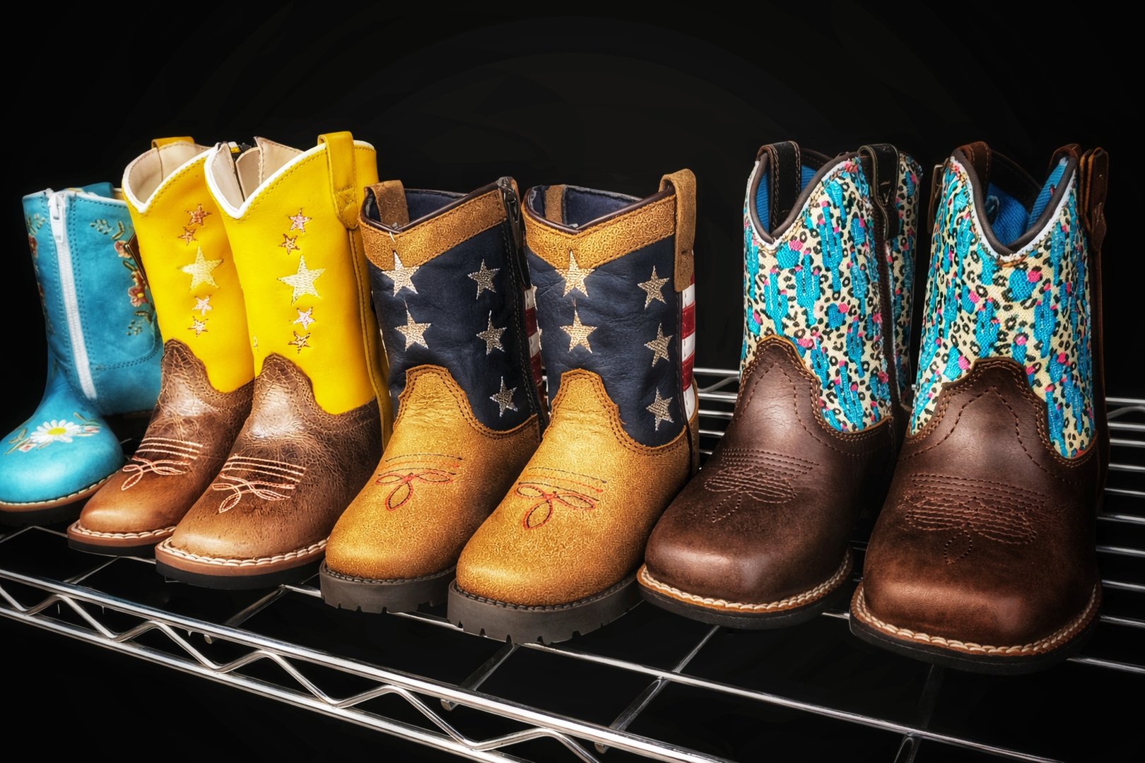 Varios pares de botas cowboy