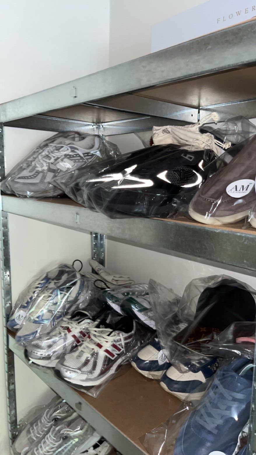 Meerdere schoenen tegelijk professioneel gereinigd