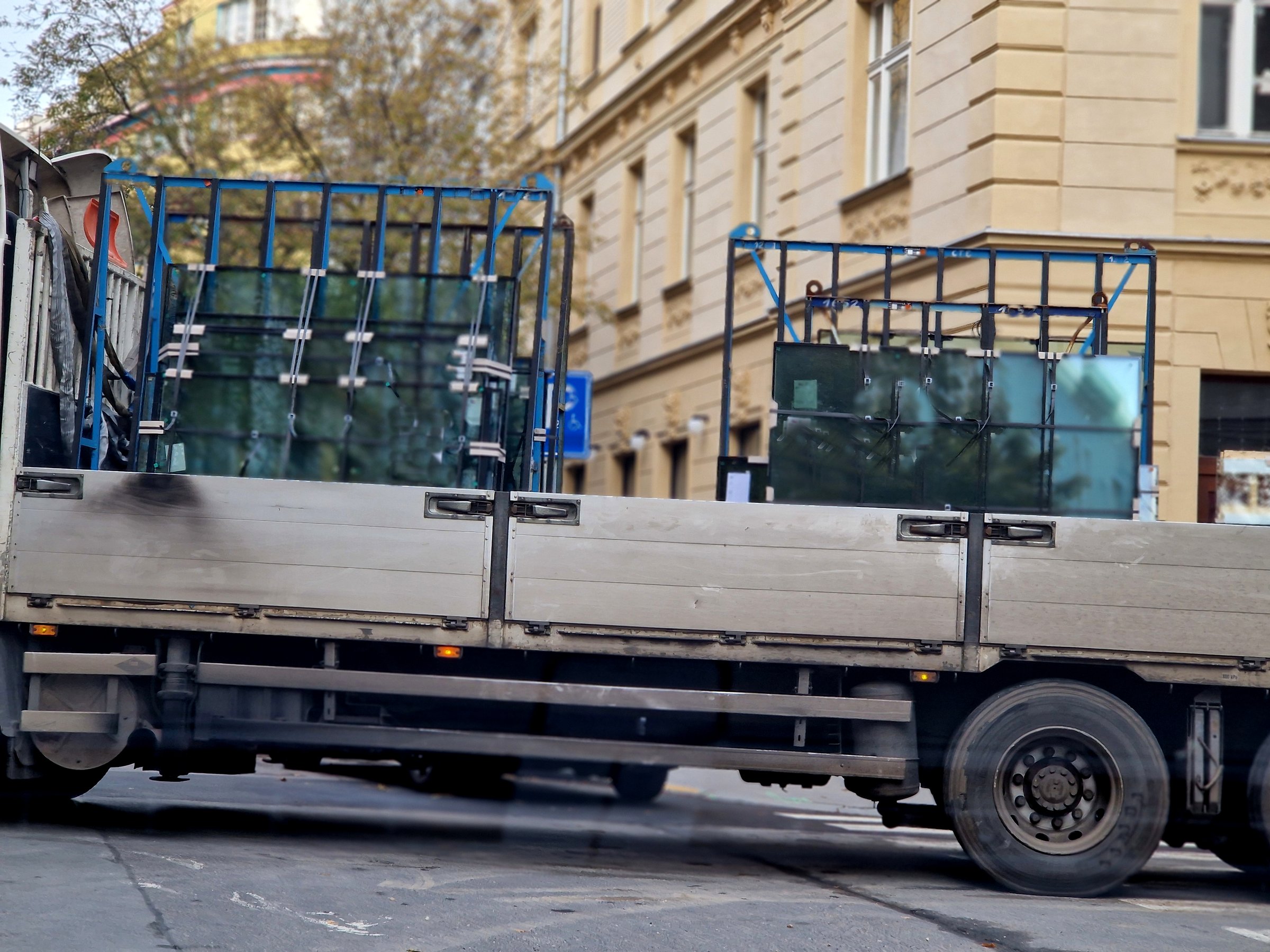 transport of glass windows and plate glass for installation orders. metal stands