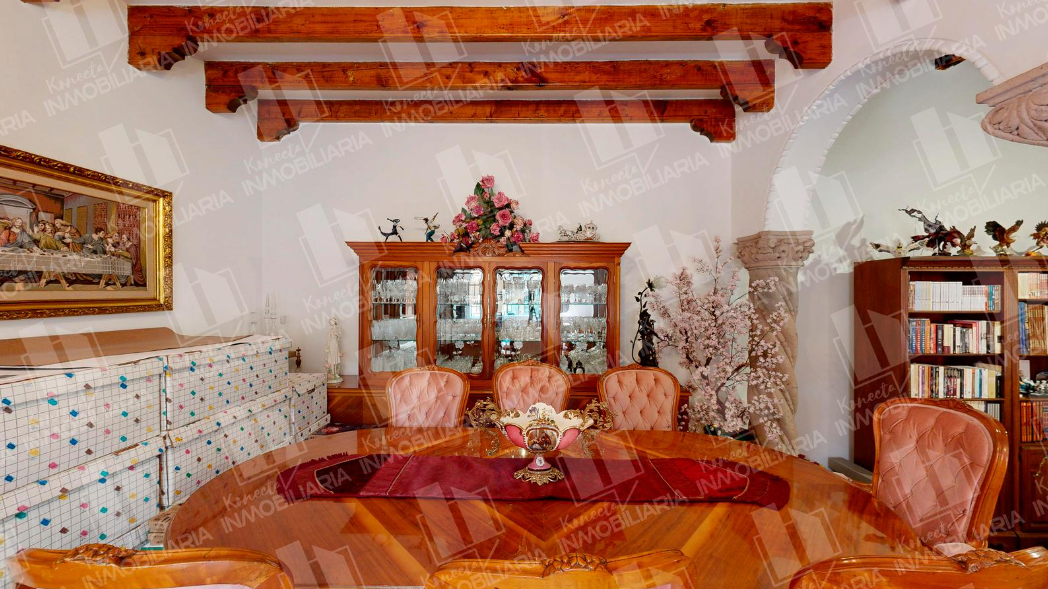 Comedor elegante con arquitectura colonial