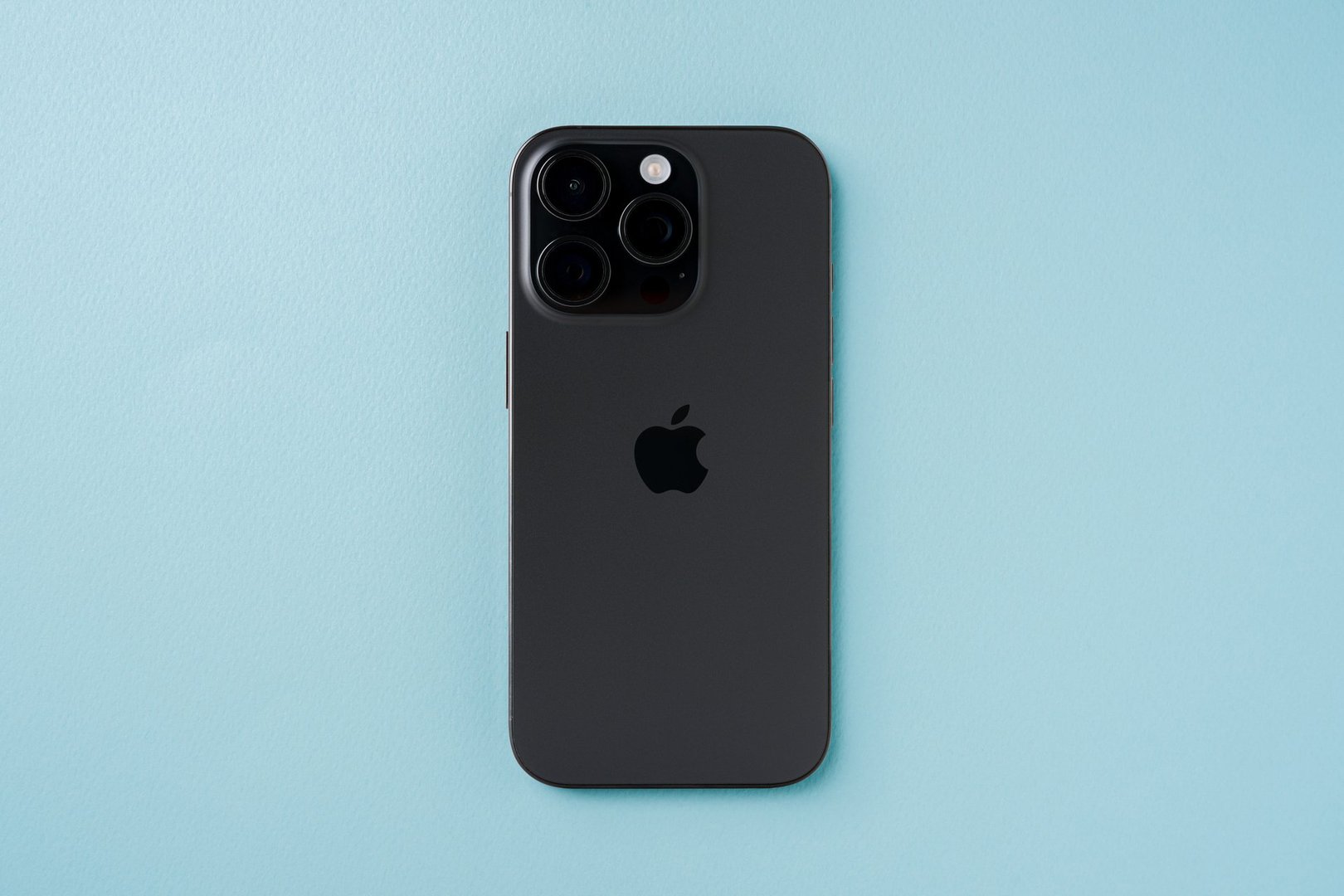 iPhone 16 Pro con mica de privacidad RhinoGlass