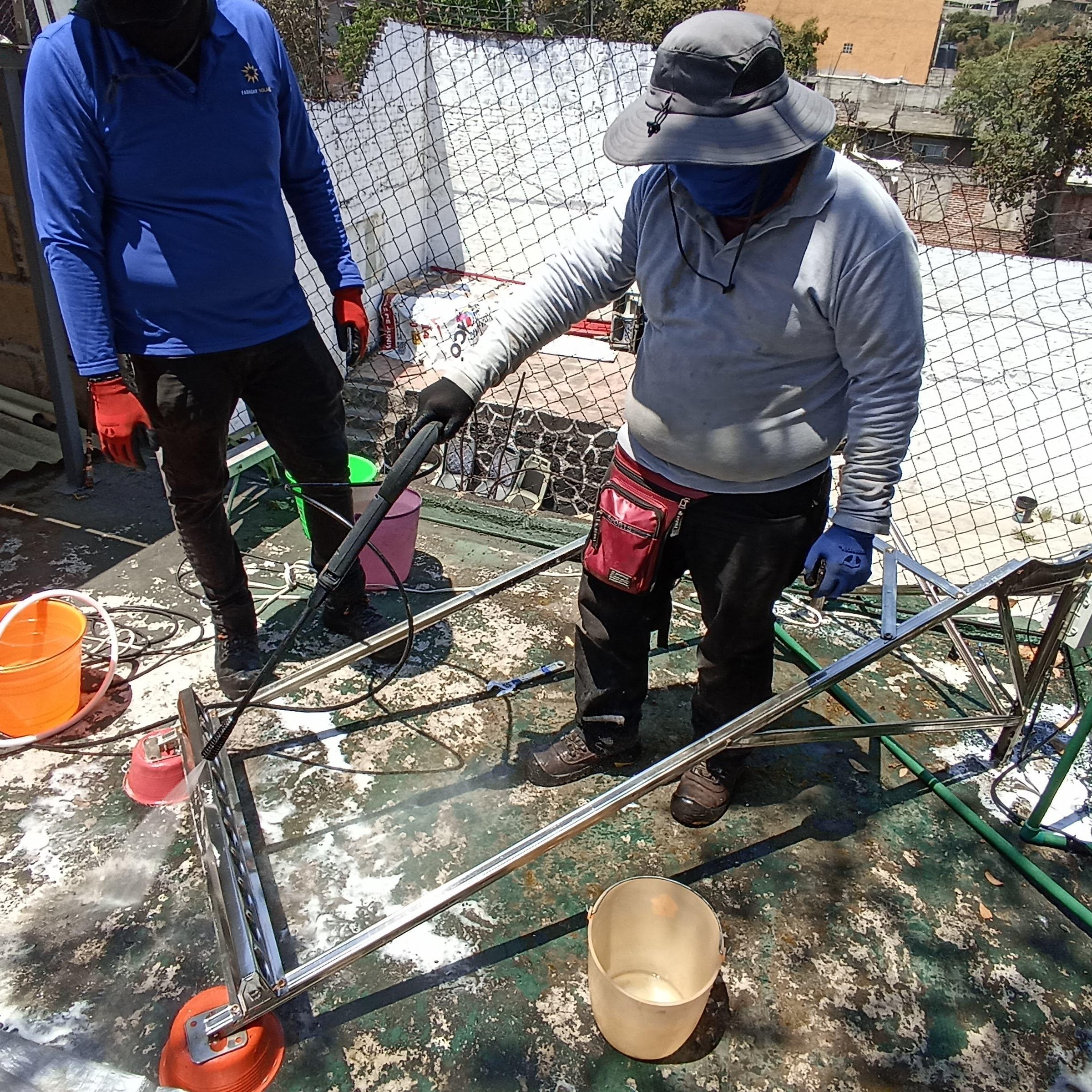 Limpieza de estructura de calentador solar