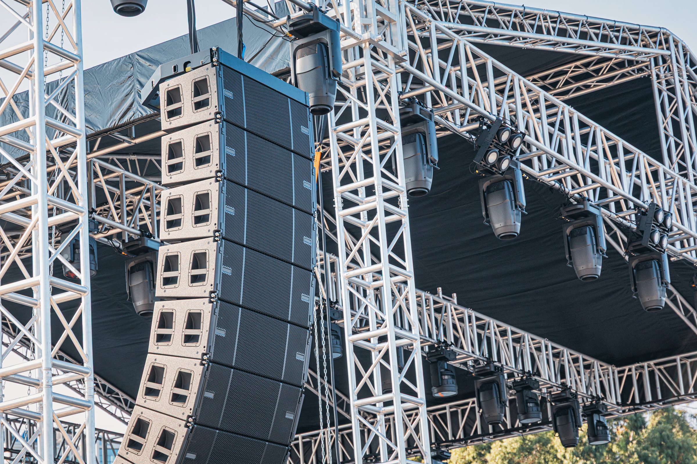 Equipo de audio profesional colgado en estructura de truss para producción de eventos en CDMX