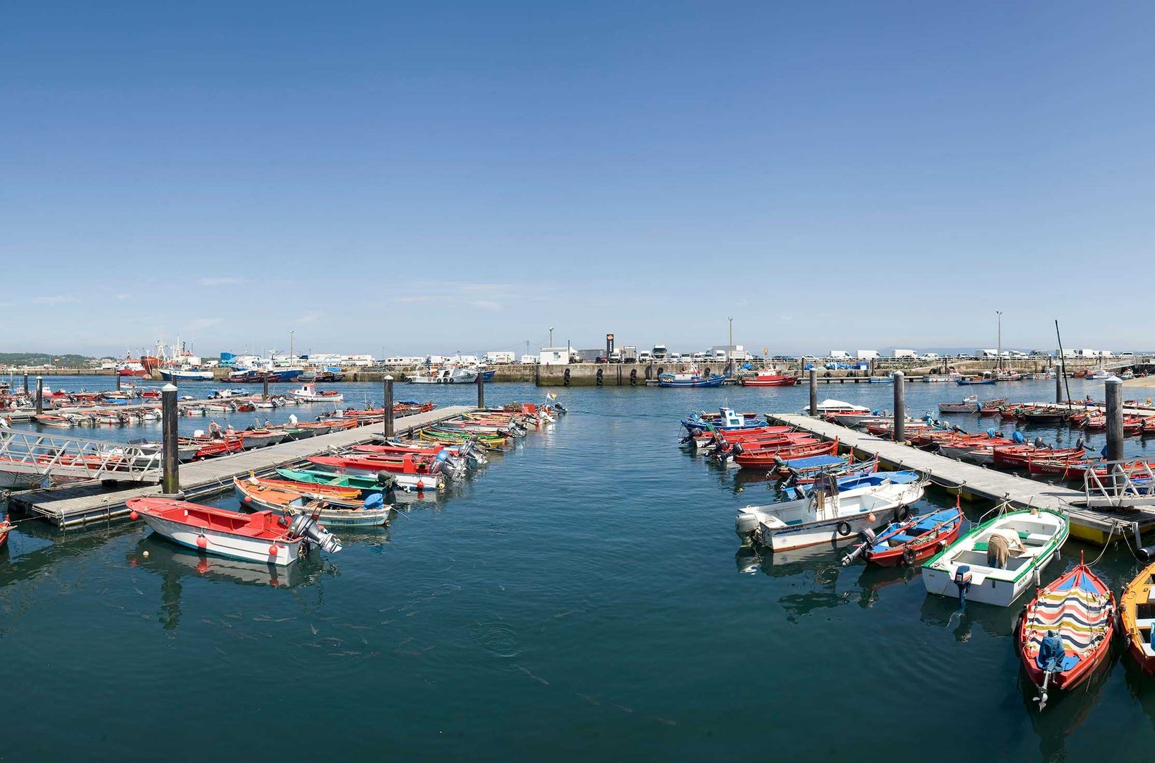 Puerto de Ribeira con embarcaciones tradicionales y actividad marinera auténtica