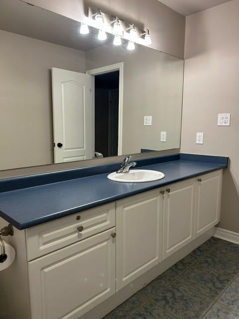 Bathroom before renovation - view 5