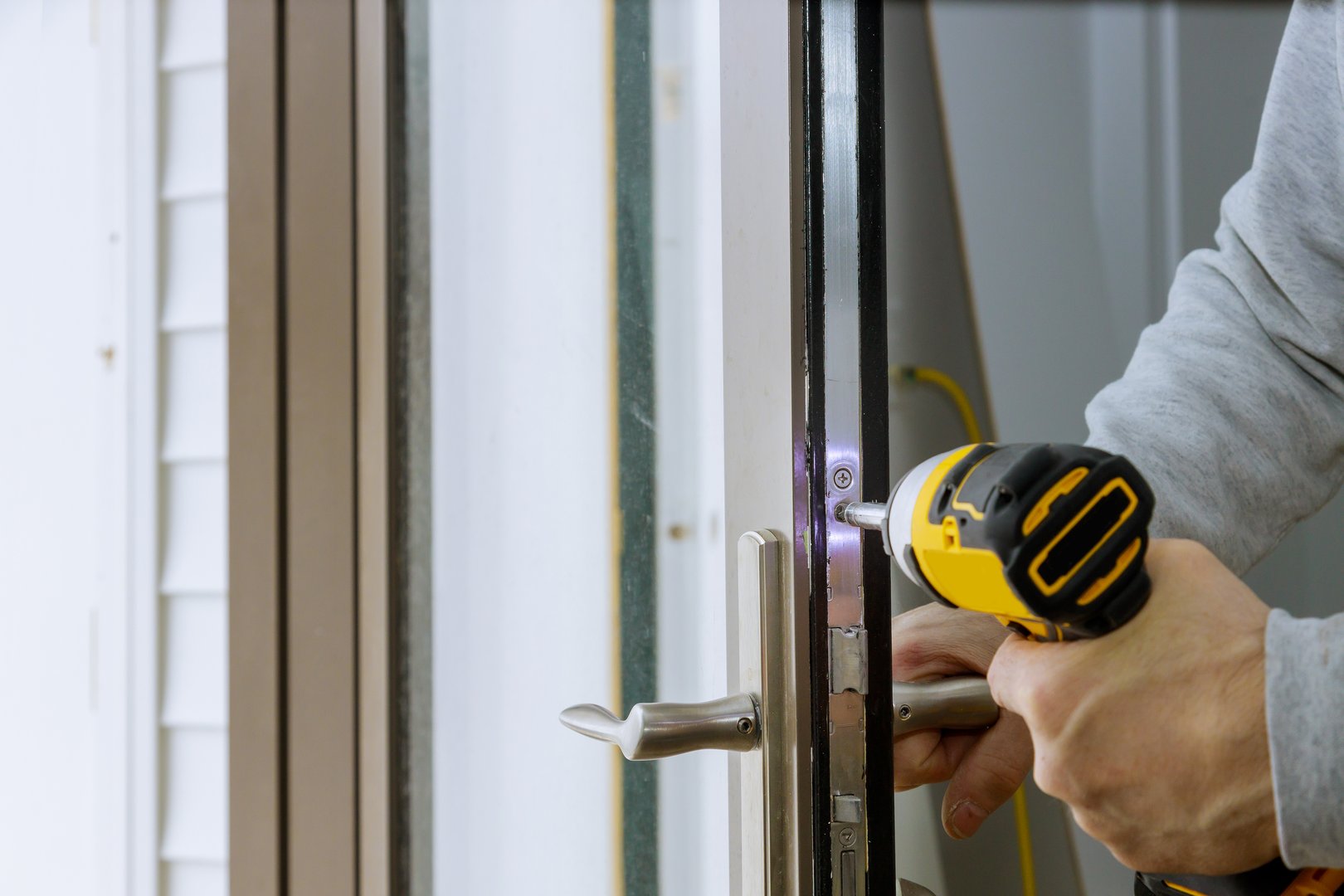 Locksmith install the door new lock in house.