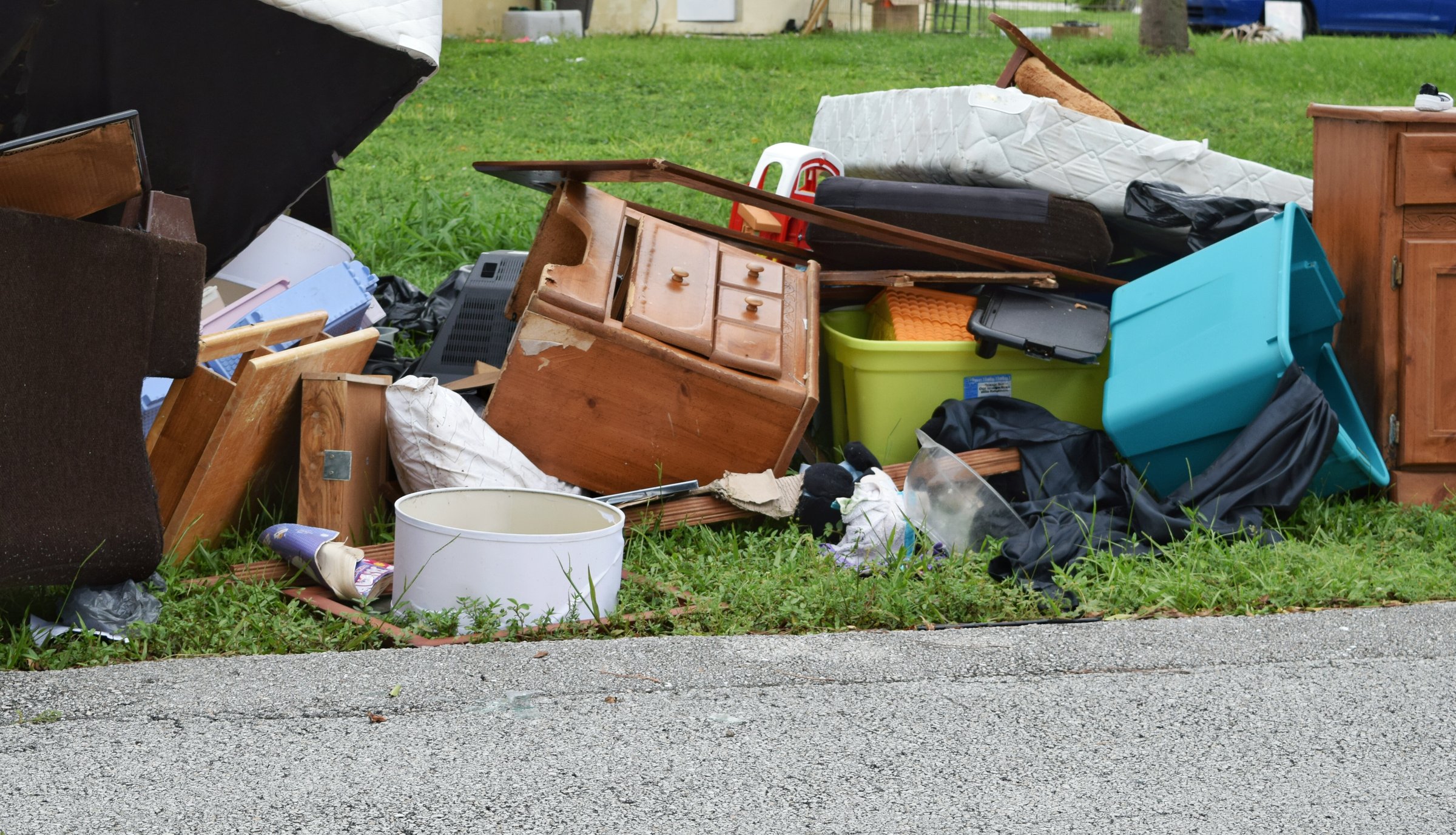 Bulk garbage at the curb
