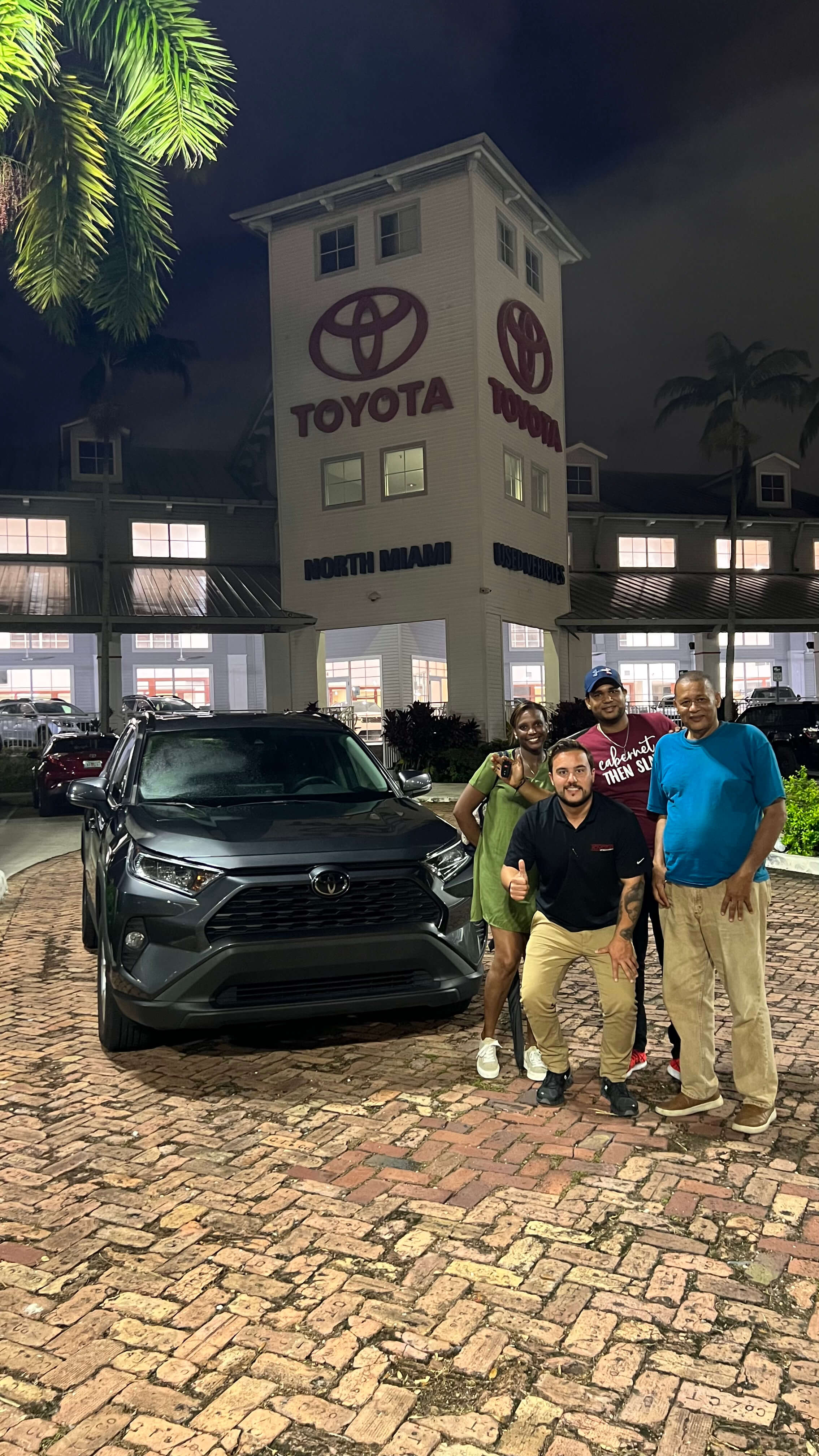 Cliente satisfecho celebrando su nueva adquisición