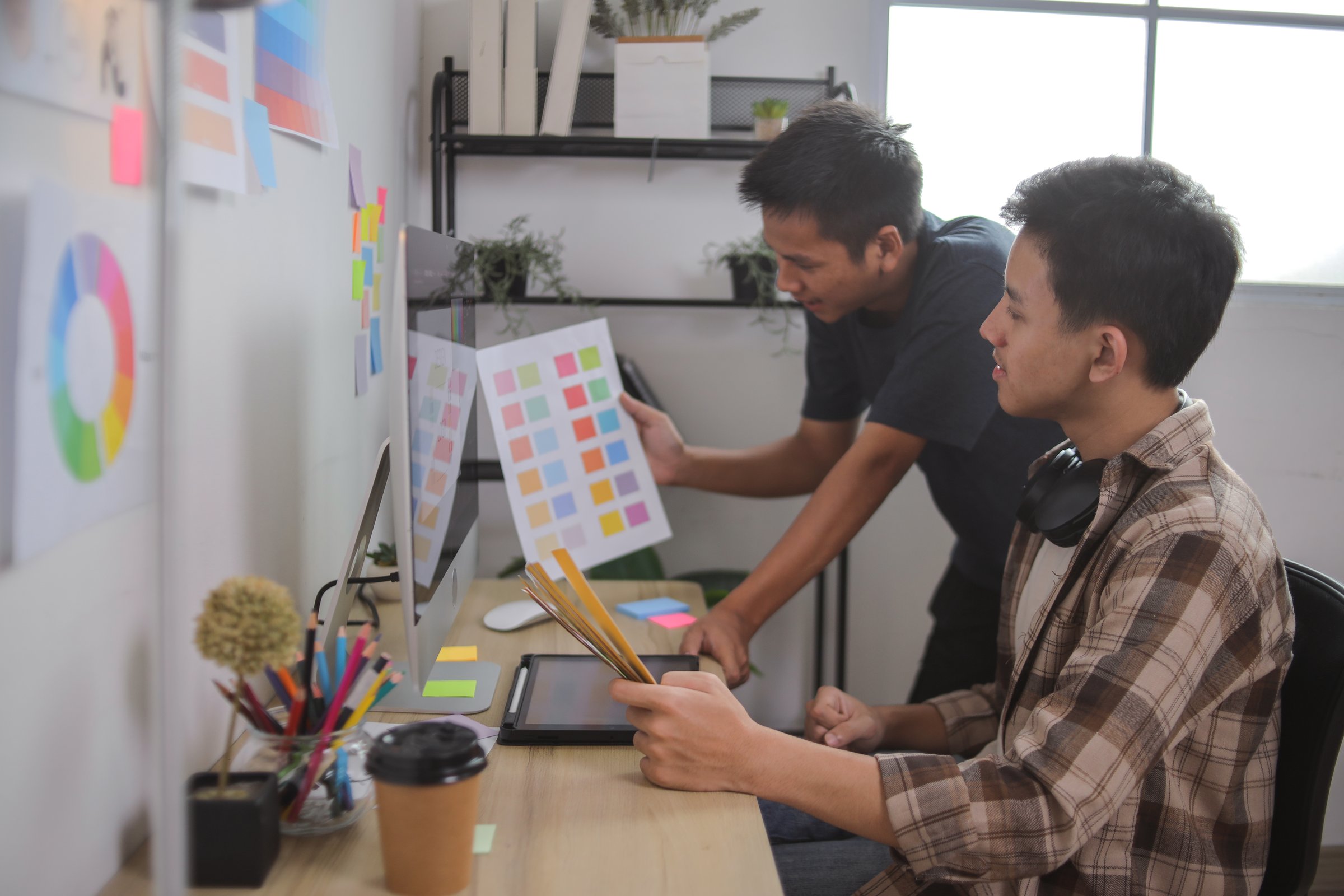 Equipo de Puzzles Graphic trabajando en diseño