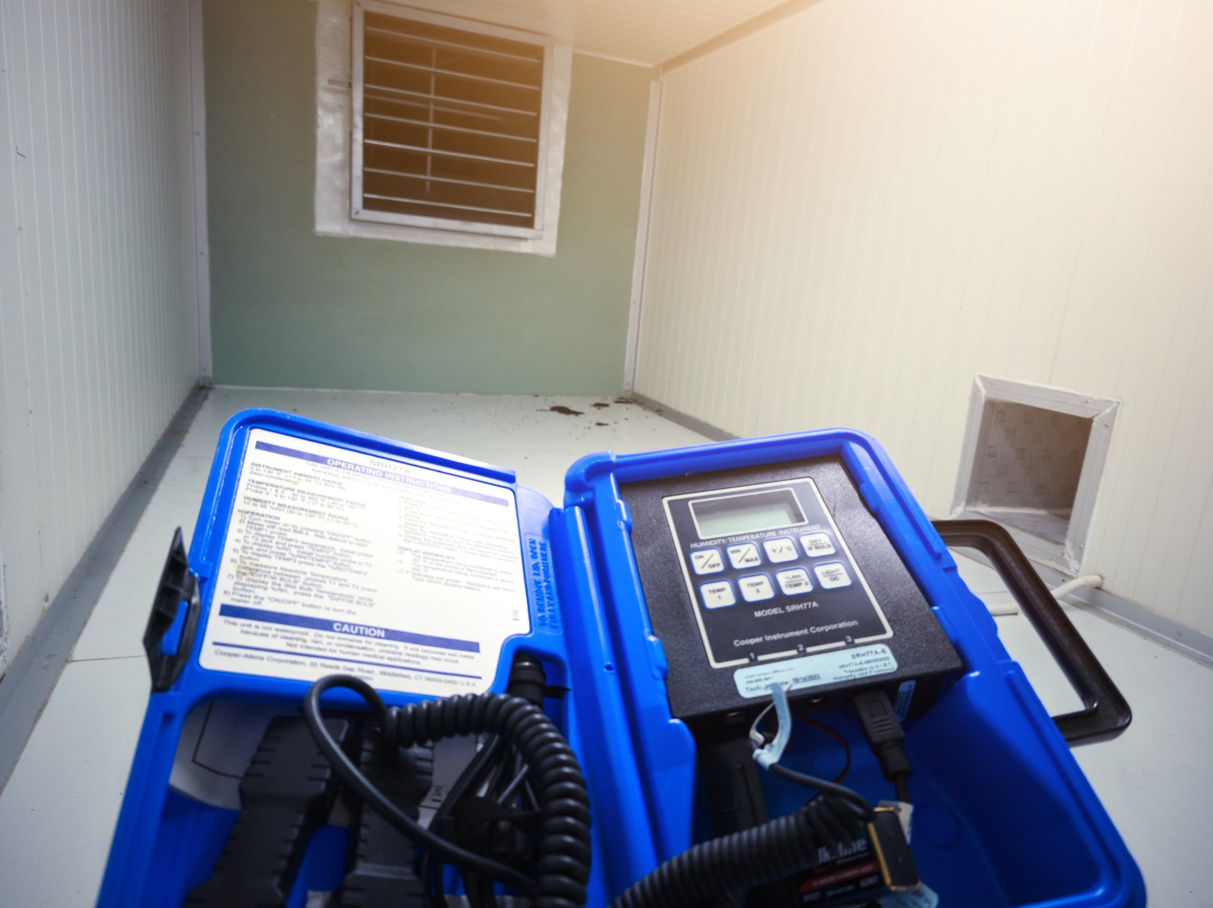 The engineer setting the pressurre control cabin on the incubation machine room.